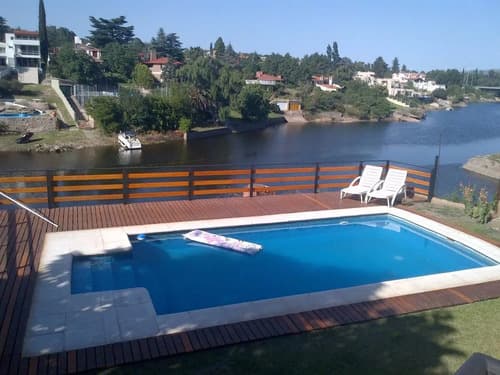 Cabanas con vista al lago y puente negro