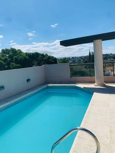 Departamento amoblado 1 dormitorio con patio y cochera centro carlos paz en Villa Carlos Paz