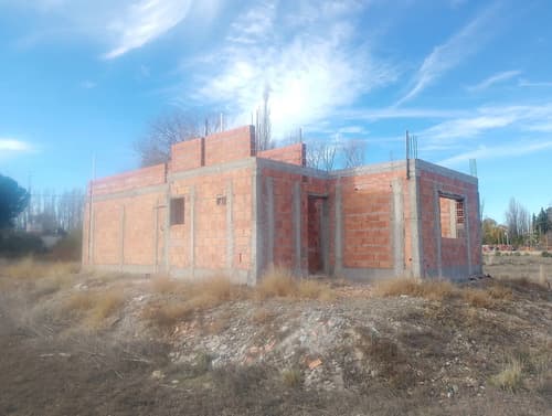 Casa en construccion de un dormitorio con 73m2 cubiertos a terminar posibilidad de agregar dormitorios y banos ya previstos en el proyecto ubicada en barrio los mimbres