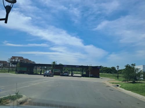 Village plaza lote n 131 de 740 mts de los mas grandes del barrio cuyo promedio es 648m redes de electricidad gas y cloacas calles asfaltadas y parquizadas canchas de tenis futbol y sum