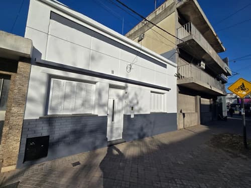 Alquiler casa barrio echesortu rosario dos habitaciones con patio y terraza
