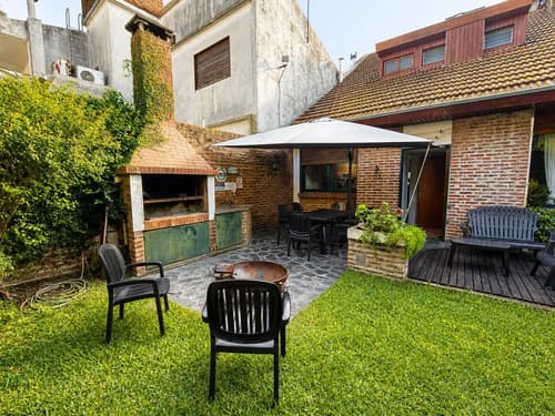 Venta casa 5 ambientes en 2 plantas jardin y cochera monte castro