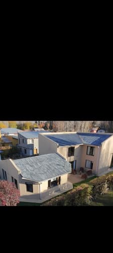 Casa a 4 cuadras de la avda principal y a metros del lago argentino la zona es muy tranquila y muy arbolada con arboles frutales zona turistica en El Calafate