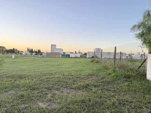 Gran oportunidad vendo 2 terrenos 400 m2 cu barrio patagones uno orientacion n s y el otro orientacion e o valor us 26900 cada uno servicio de agua luz subterranea gas cloacassin expensas