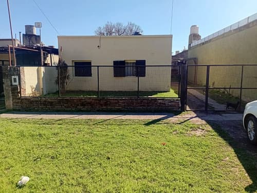 Casa con gran terreno en zona aeropuerto parana