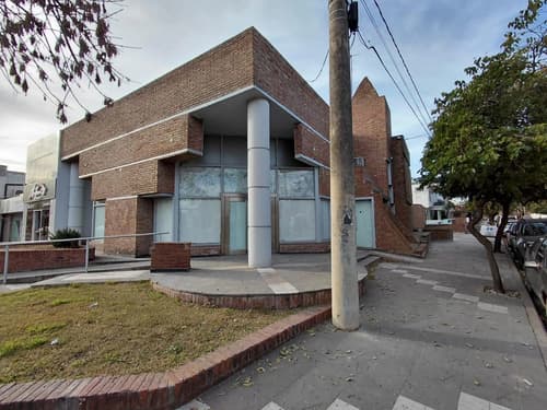 Local esquina sobre av rafael nunez