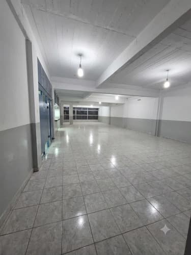 Salon comercial en primer piso sobre av carlos gardel