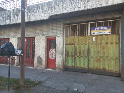 Vendo casa dptos salon altura lavalle al 2700