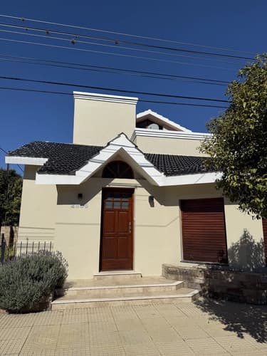 Vendo casa de categoria ubicada en sobremonte 2955 cuenta con 4 dormitorios 2 banos garage doble y dependencias superficie cubierta 223 m2 terreno 197 m2 apta credito valor us 160000
