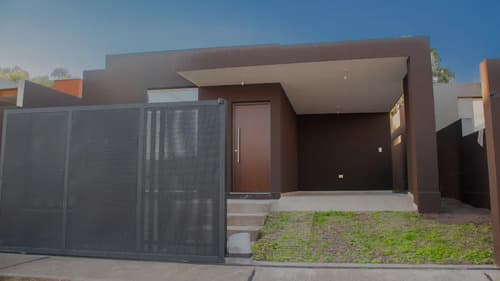 Casa de 2 dormitorios y jardin en villa tiana