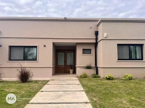 Venta casa de 2 dorm con fondo a la cancha de golf la carolina country golf pinero en Rosario — foto 1