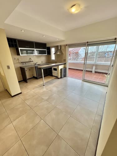 Alquiler 1224 meses opcion 2 ambientes moderno barrio san carlos dueno directosin expensas al frente abierto con balcon corrido excelente estado bano completo cocina c barra desayunadora en Mar del Plata