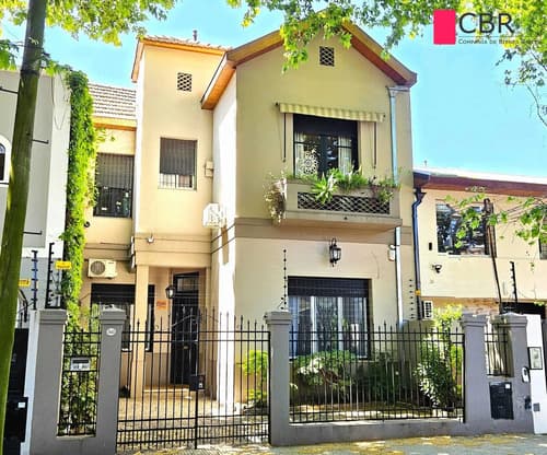 Devoto lindisima casona de estilo ingles a 3 cuadras de plaza arenales