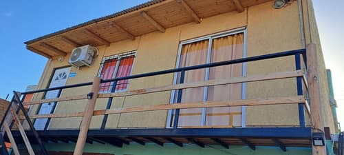 Casa de dos dirmitorios planta baja y departamento en primer piso con escalera dos ambientes