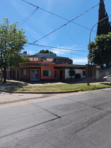 Excepcional casa en esquina y local comercial