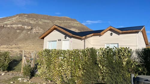 2 dormitorios 1 con vestidor 1 bano 1 toilette cocina equipada living comedor amplio lavadero jardin parquizado riego automatico huerta villa parque los glaciares el calafate