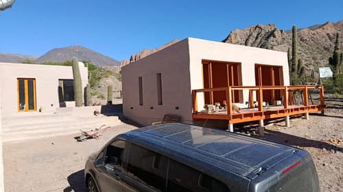 Complejo de 6 bungalows con cama matrimonial y bano privado cada uno mas quincho amplio con bano y cocina cuenta con energia trifasica agua corriente y cloacas con vista a la paleta del pintor
