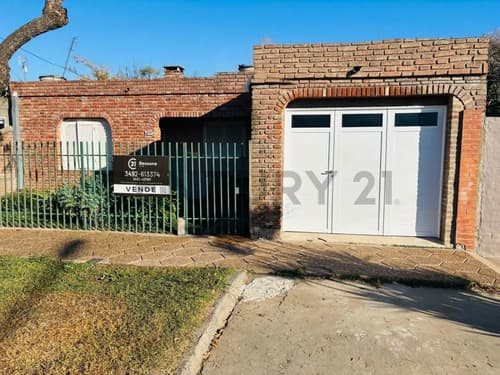 En venta hermosa casa familiar de 3 dormitorios con hogar garage y pileta en humboldt en Rafaela — foto 1