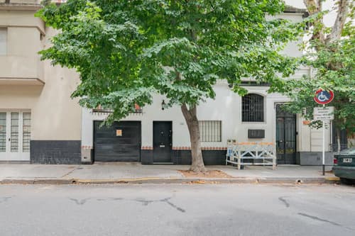 Venta casa de tres plantas en lote propio con garage y quincho en parque chacabuco