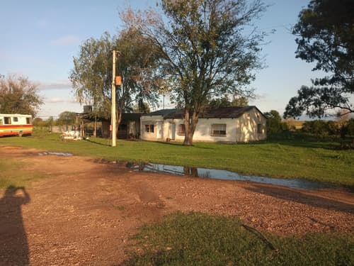 Vendo campo de 20 hectareas aprox con granja de pollos capacidad 40 mil pollos cuatro galpones todo instalado funcionando casa departamento agua luz entre rios