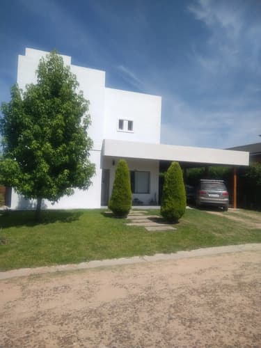 Casa familiar de 4 dormitorios con piscina barrio cerrado
