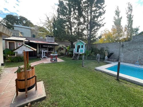 Ambrosetti al 200 bis venta de casa 2 dormitorios 2 cocheras patio en fisherton