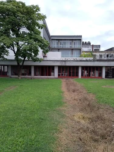 Vendo importante propiedad con gran terreno de 2000 metros cuadrados con 200 metros cuadrados cubiertos de oficinastinglado en santa fe al 2700