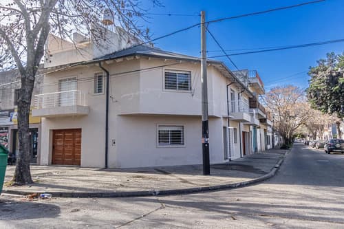 Casa en ventaalquiler de 3 dormitorios y cochera rosario barrio bella vista pje suarez al 3900