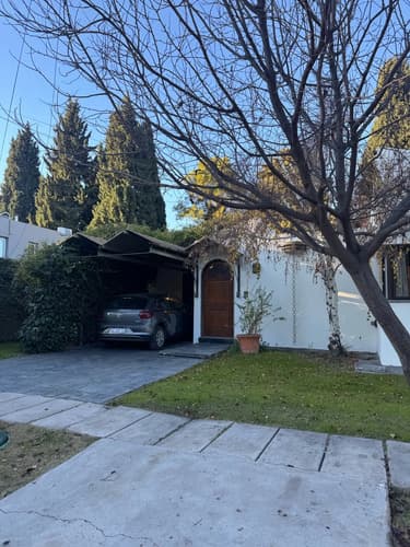 Casa en alquiler en club de campo mendoza frente a cancha de golf