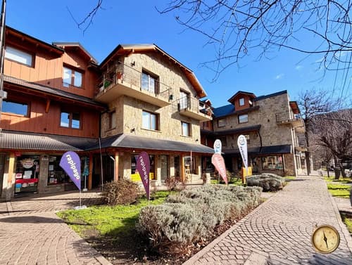 Departamento 2 dormitorios en alquiler permanente con cochera av san martin y curruhuinca en San Martín de los Andes