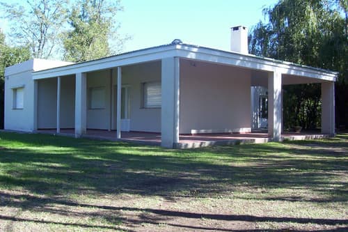Duena directa vende en espinillo a 10 kms de la ciudad de rio cuarto prov de cordoba predio de 53 ha con dos casas dos galpones parque alberca y has laborables