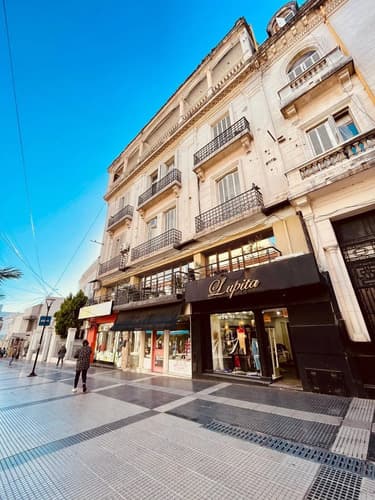 Se alquila local de 59 m2 en la peatonal de parana