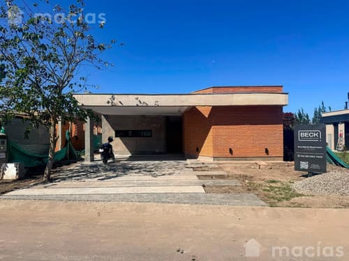 Casa a estrenar en country the point