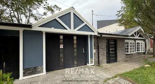 Casa mas dos departamentos en excelente zona