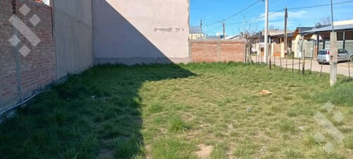 En venta lote de 325 m2 en esquina barrio la casona i plottier en Plottier — foto 1