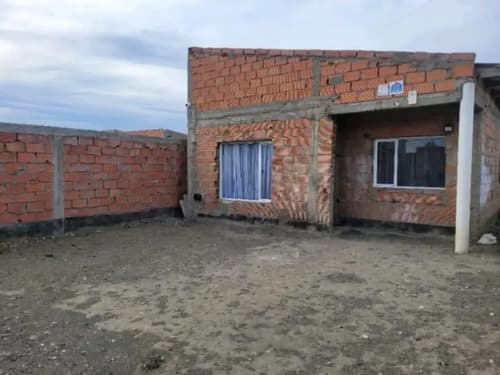 Dueno directo vende casa en el barrio san benito calle 20 y 13 casa de 70 mt2 cocina comedor bano lavadero 1 dormamplio se puede dividir en 2 casa de material aberturas de aluminio cielorasso de du