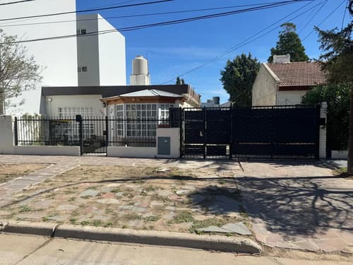 Casa 3 departamentos sobre amplio lote