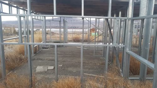 Esta en el calafate esta ubicado en punta soberana y hay otro lote de 902 m2 con edificacion que contiene todo para terminar construccion es seco
