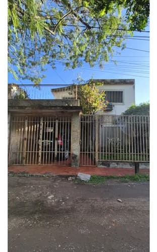 Casa de 4 dormitorios con terraza frente a plaza espana