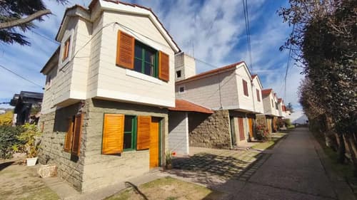 Venta duplex en housing carlos paz 2 dorm