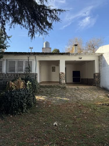 Vendo casa con bajada propia al rio ubicada sobre calle asfaltada en el centro de alpa corral cuenta con un terreno de 580 m2 y 109 m2 construidos 2 dormitorios y dependencias valor us 89000