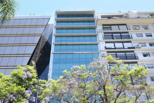 Oficina en edificio corporativo sobre av 9 de julio luz natural muy buen estado en Cariló