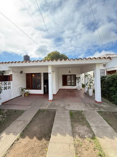 Casa en ph de dos dormitorios en alquiler anual ubicada en barrio la cuesta