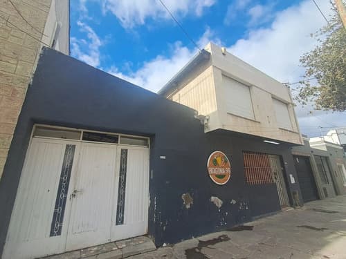 Propiedad en bloque casa 3 amb gran local en 2 plantas con sotano trelew chubut 207m cubiertos 100 apto cred en Rawson — foto 1