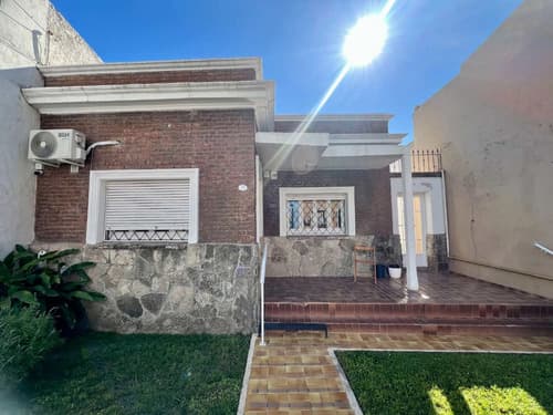 Casa 2 dorm reciclada con patio en zona parque