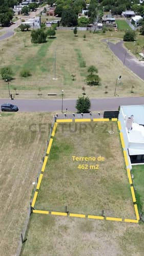 Terreno polo view alambrado y tapial con porton frente a la plaza venado tuerto