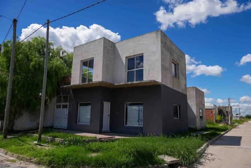 Casa 2 plantas 3 dormitorios local en oro verde