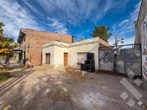 En venta casa de 2 dormitorios sobre lote de 456 m2 calle las lajas zona centro plottier en Plottier — foto 1