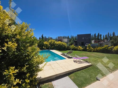 Venta casa 3 dormitorios con pileta b finca villa muluen plottier en Plottier — foto 1