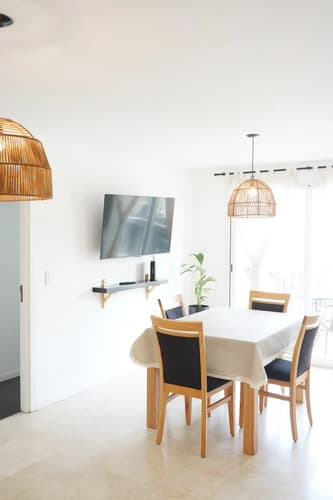 Alquiler amplio depto de dos ambientes de categoria living comedor al frente con cocina separada y espacio para lavarropas calefaccion por losa radiante bano completo y toilette cochera cubierta en Mar del Plata